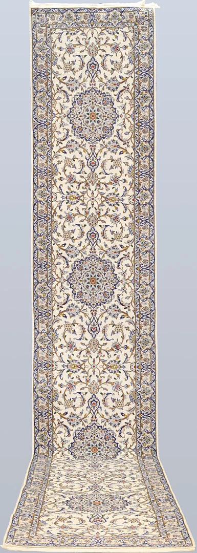 MATTA, gallerimodell, Keshan fine, cirka 586 x 103 cm. — Persian Carpets & Textiles — RA Auktionsverket Norrköping