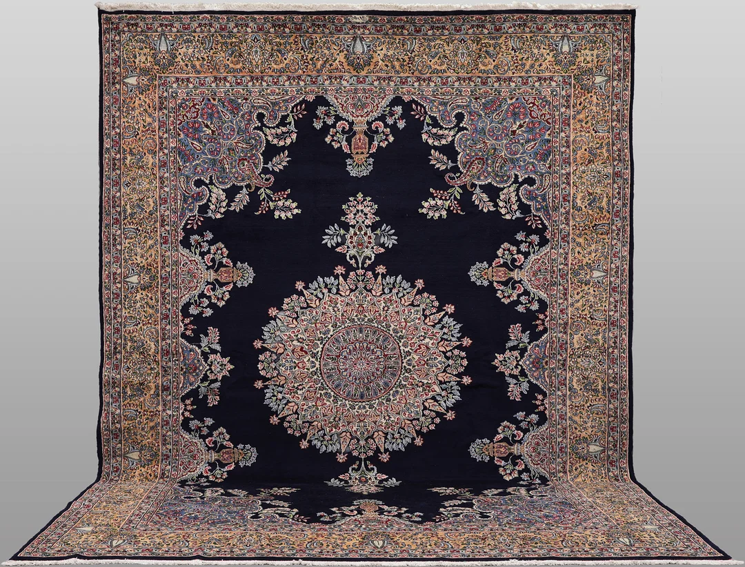 MATTA, Kirman lavar, semiantik, cirka 436 x 280 cm. — Persian Carpets & Textiles — RA Auktionsverket Norrköping