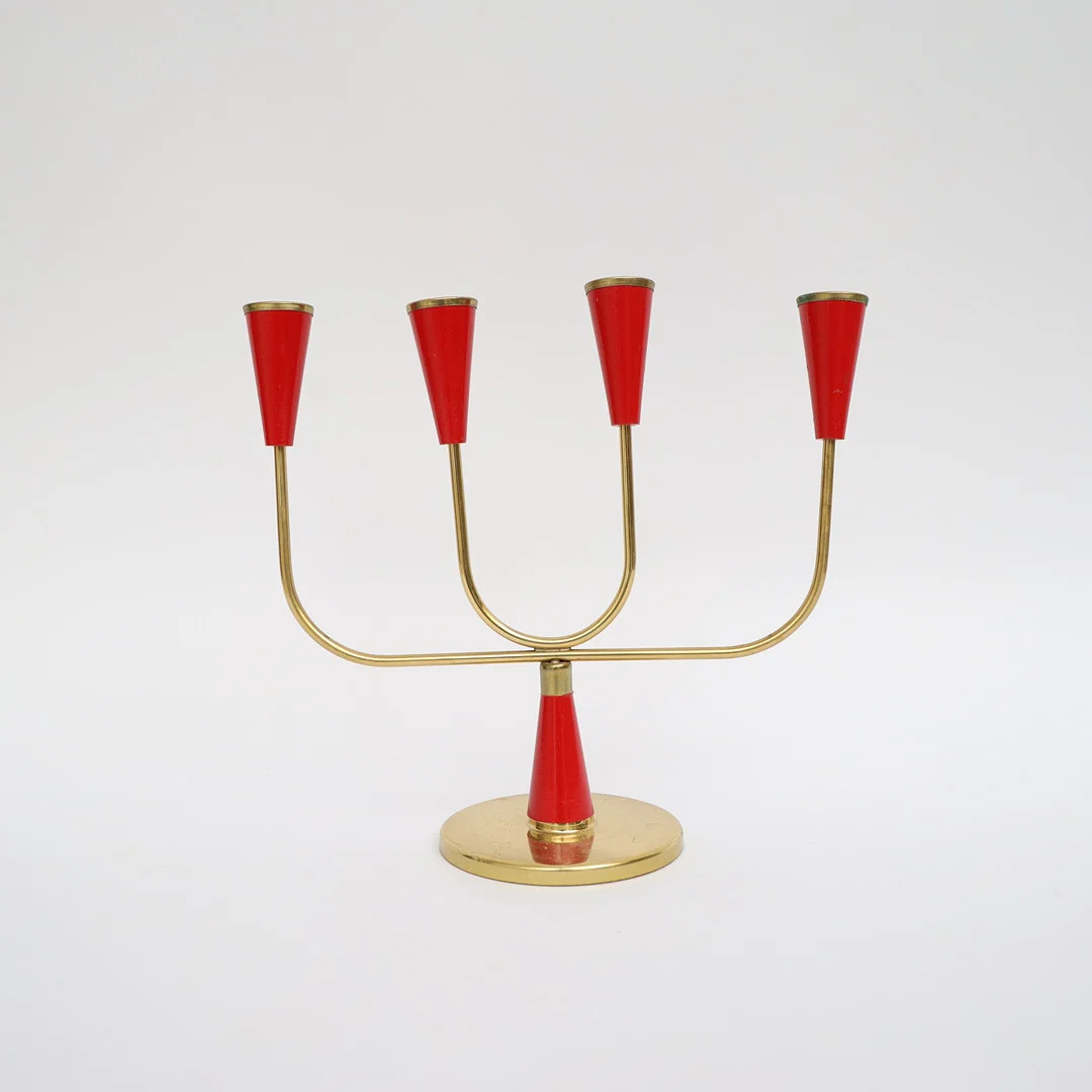 KANDELABER, 1950-1960-tal, mässing och rödlackat trä. — Candlesticks — Falun Auktionsbyrå