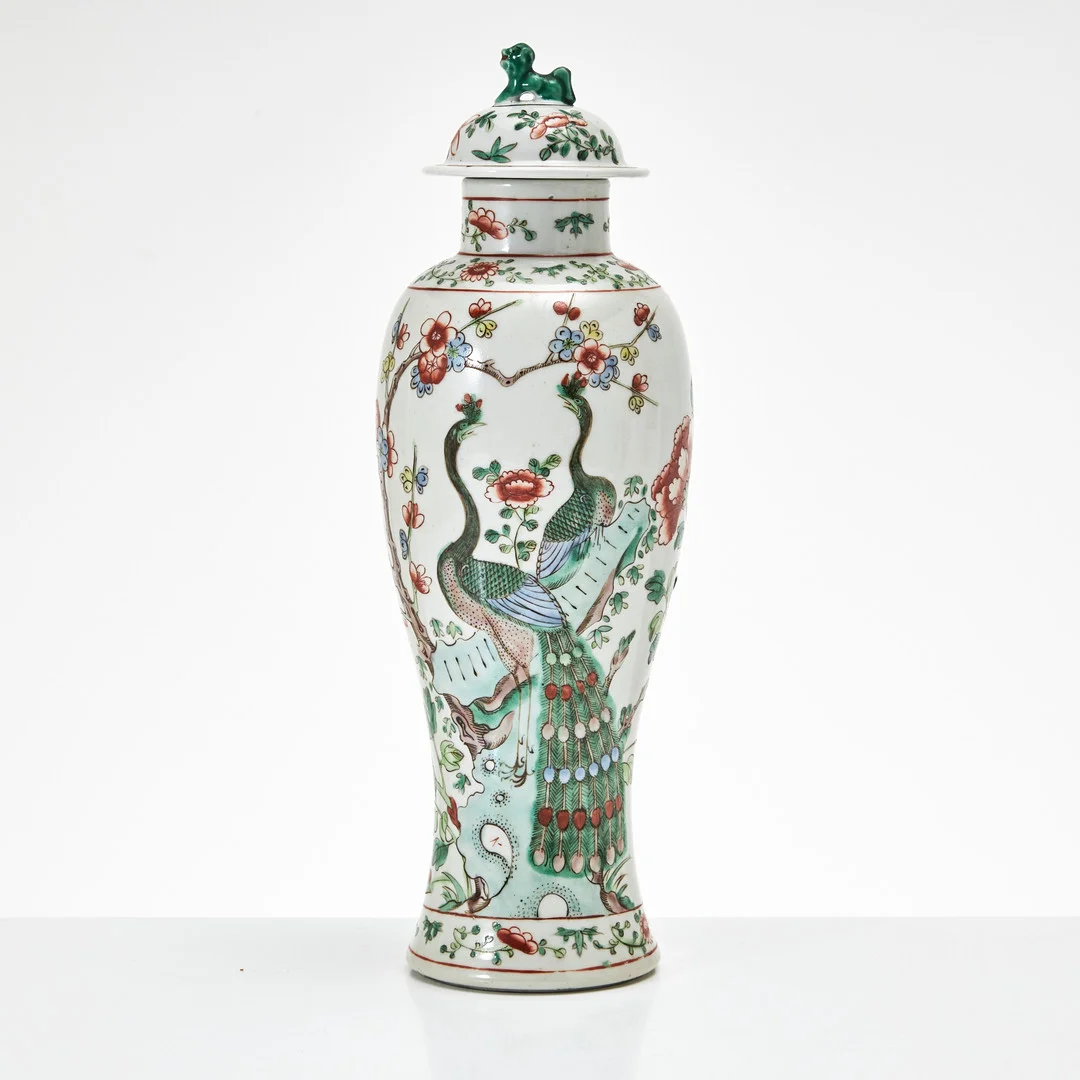 URNA med LOCK, porslin, Kina, 1800-tal, polykrom dekor med påfåglar och blommor. — Ceramics & Porcelain — Stockholms Auktionsverk Magasin 5