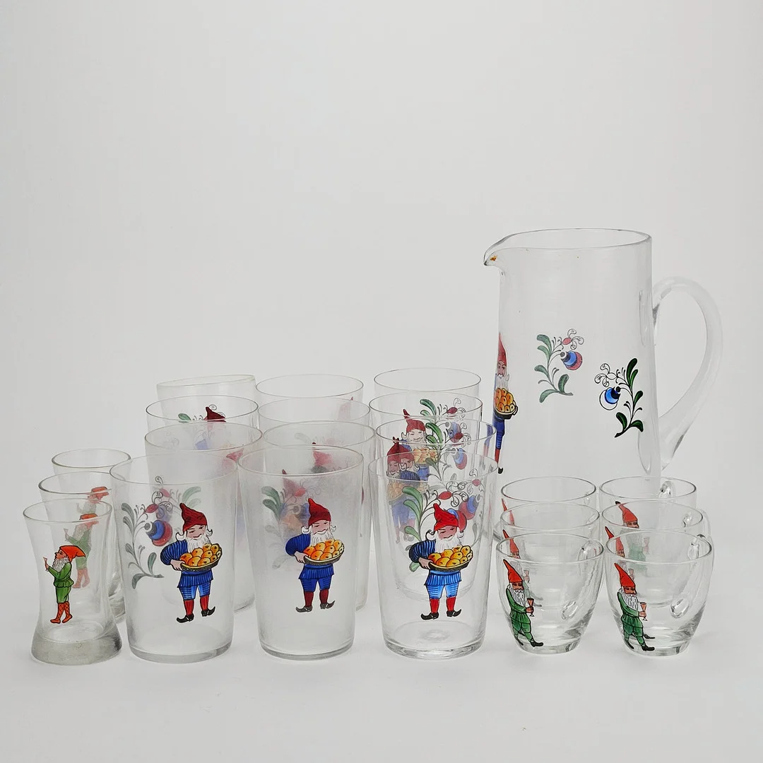 GLASSERVISDELAR, 22 delar, med tomtedekor, 1900-tal. — Utility glass — Auktionshuset Thörner & Ek