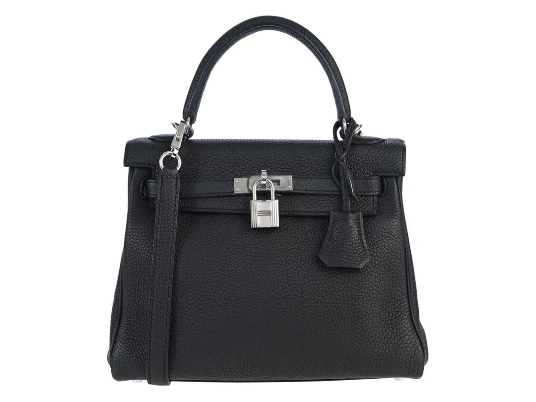 HERMÈS, VÄSKA, Kelly 25 Retourne, Special Order, svart Togo läder, silverfärgade beslag, 24x19x8,5 cm, märkt C, år 2018, nycklar och hänglås märkta 162, originalkvitto från 2018, avtagbar axelrem, dustbag. Very Good Condition. — Accessoarer/Väskor — Kaplans