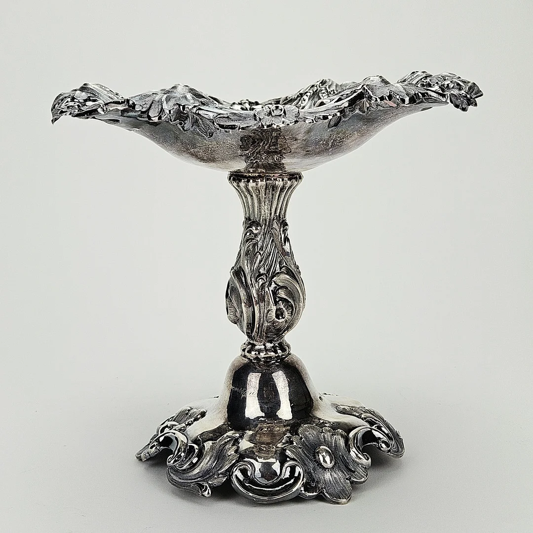 FAT PÅ FOT, silver, Carl Linderoth, verksam 1874-1898(1901), Motala 1889, total vikt ca. 249 gram. — Silver — Auktionshuset Thörner & Ek