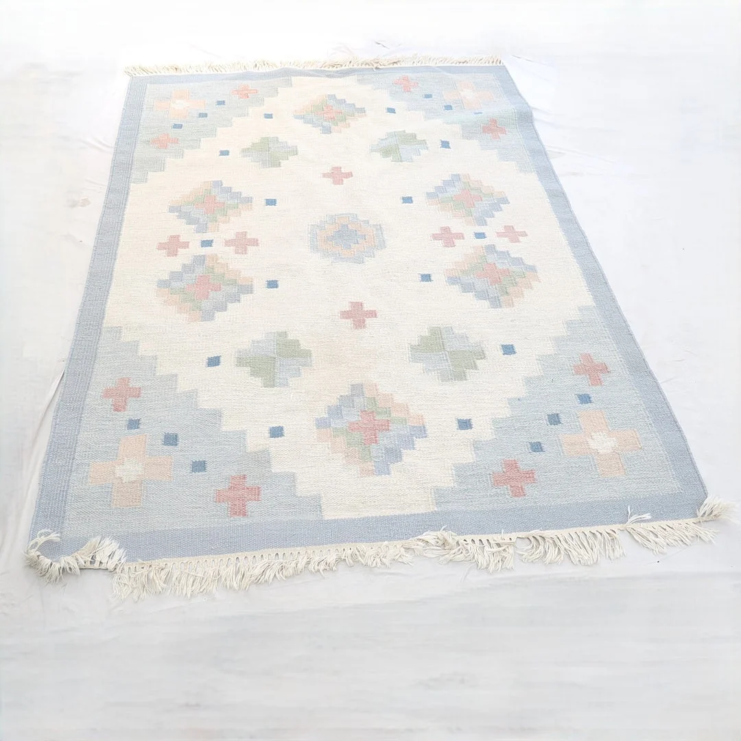 MATTA, Röllakan, med geometriskt mönster. — Carpets — Falun Auktionsbyrå