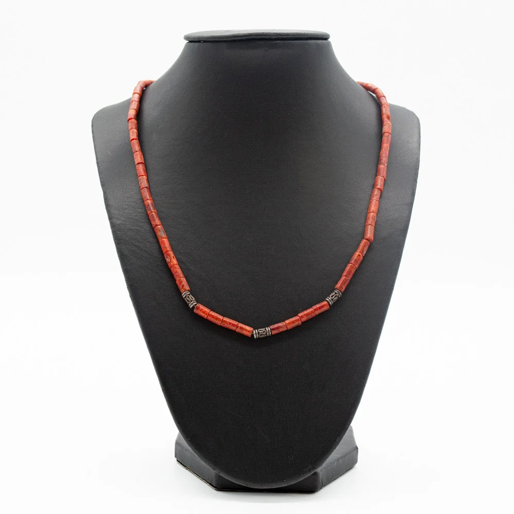 COLLIER AUS ROTER KORALLE MIT VERZIERTEN ELEMENTEN AUS SILBER, SILBERHAKENVERSCHLUSS, 925ER SILBER GEPUNZT. — Necklace — Kunst- und Auktionshaus Kleinhenz