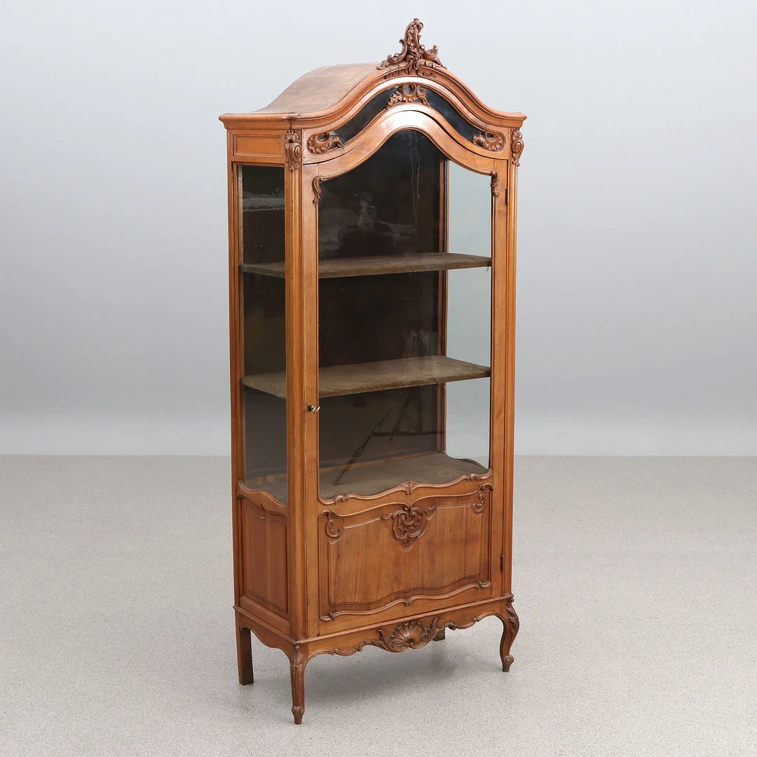 VITRINSKÅP. Mahogny. Rokokostil, tidigt 1900-tal. — Cupboards, Cabinets & Shelves — Skånes Auktionsverk
