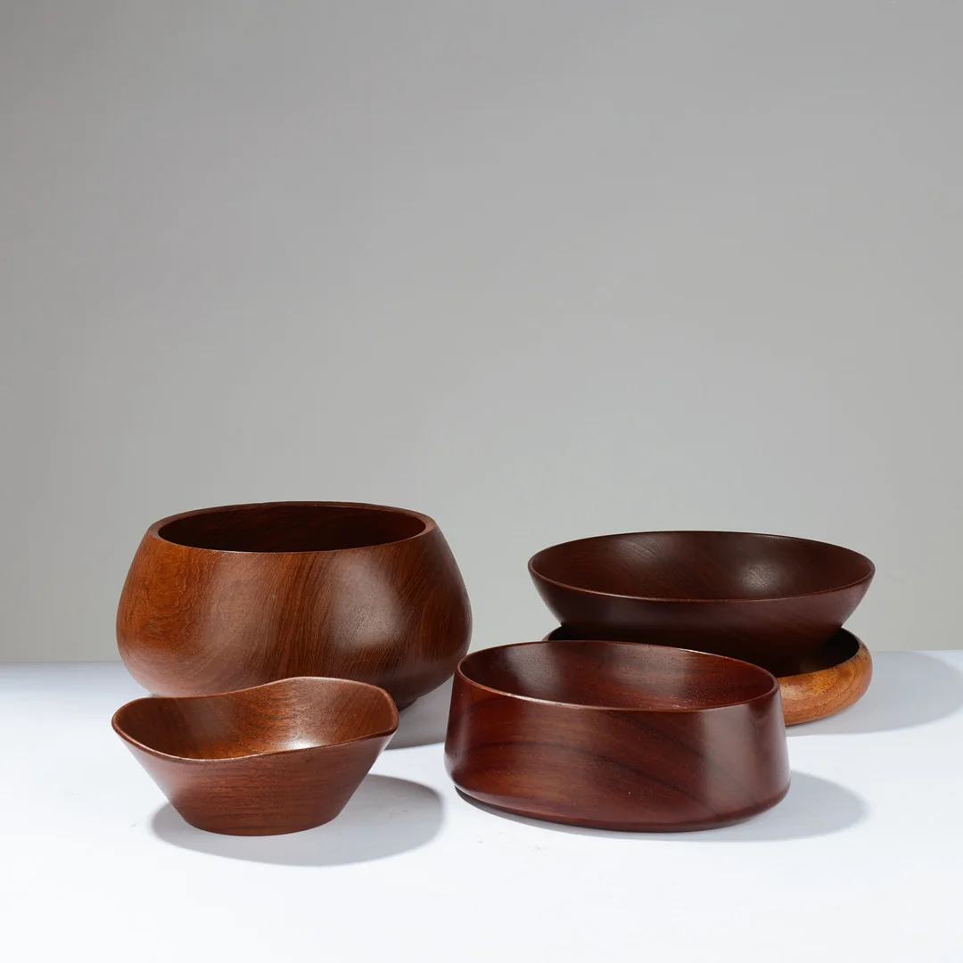 En samling skåle og fade af massivt teak, dansk formgiver, 1950/1960'erne, (5). — Miscellaneous — Palsgaard Kunstauktioner