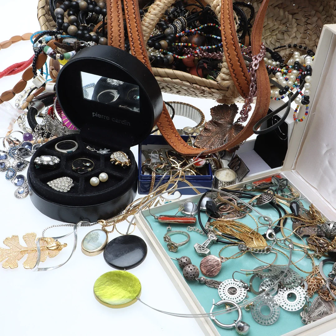 SMYCKEN / BIJOUTERIER, parti. — Costume Jewellery — Ekenbergs Auktioner