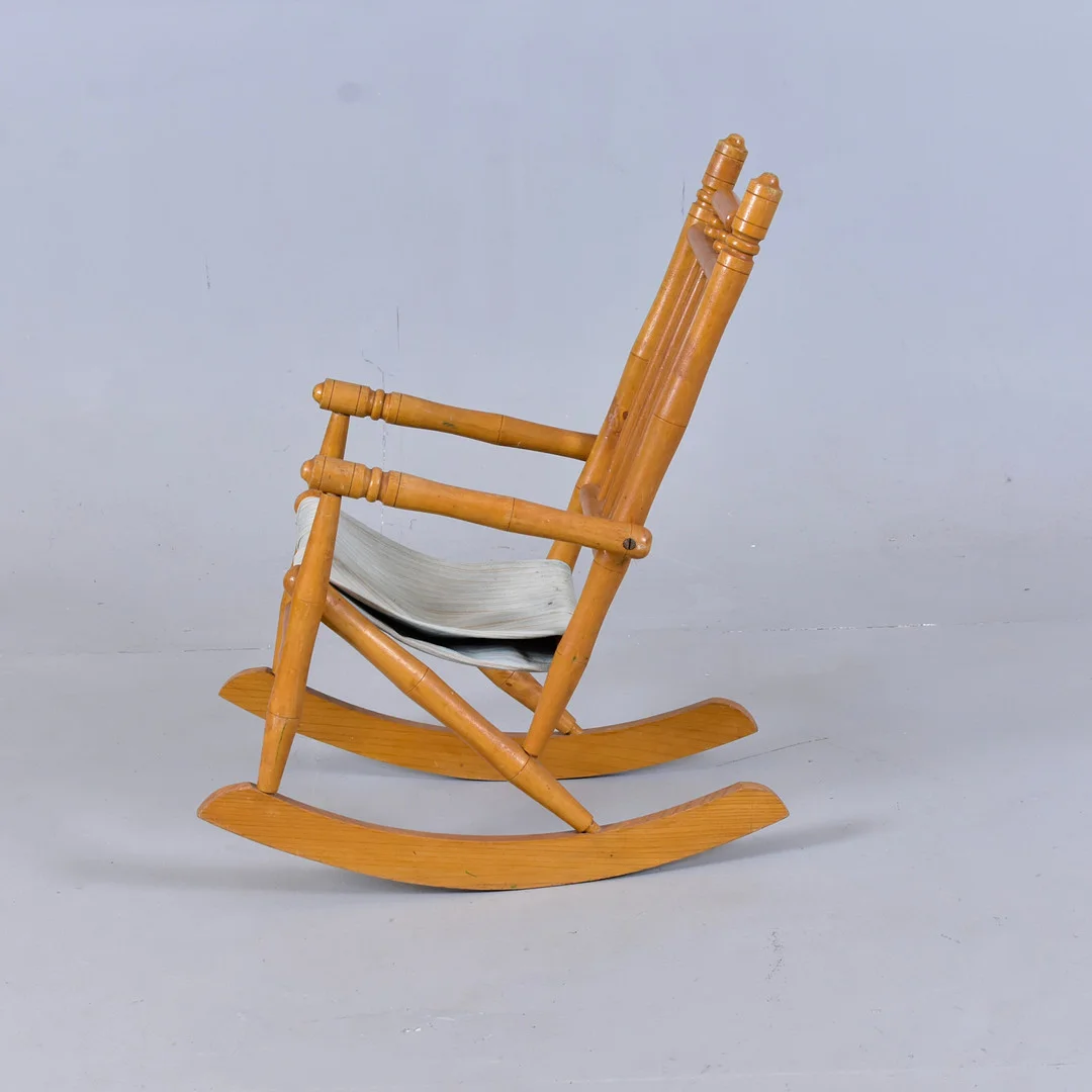 BARNGUNGSTOL, björk och alm. — Armchairs & Chairs — Halmstads Auktionskammare