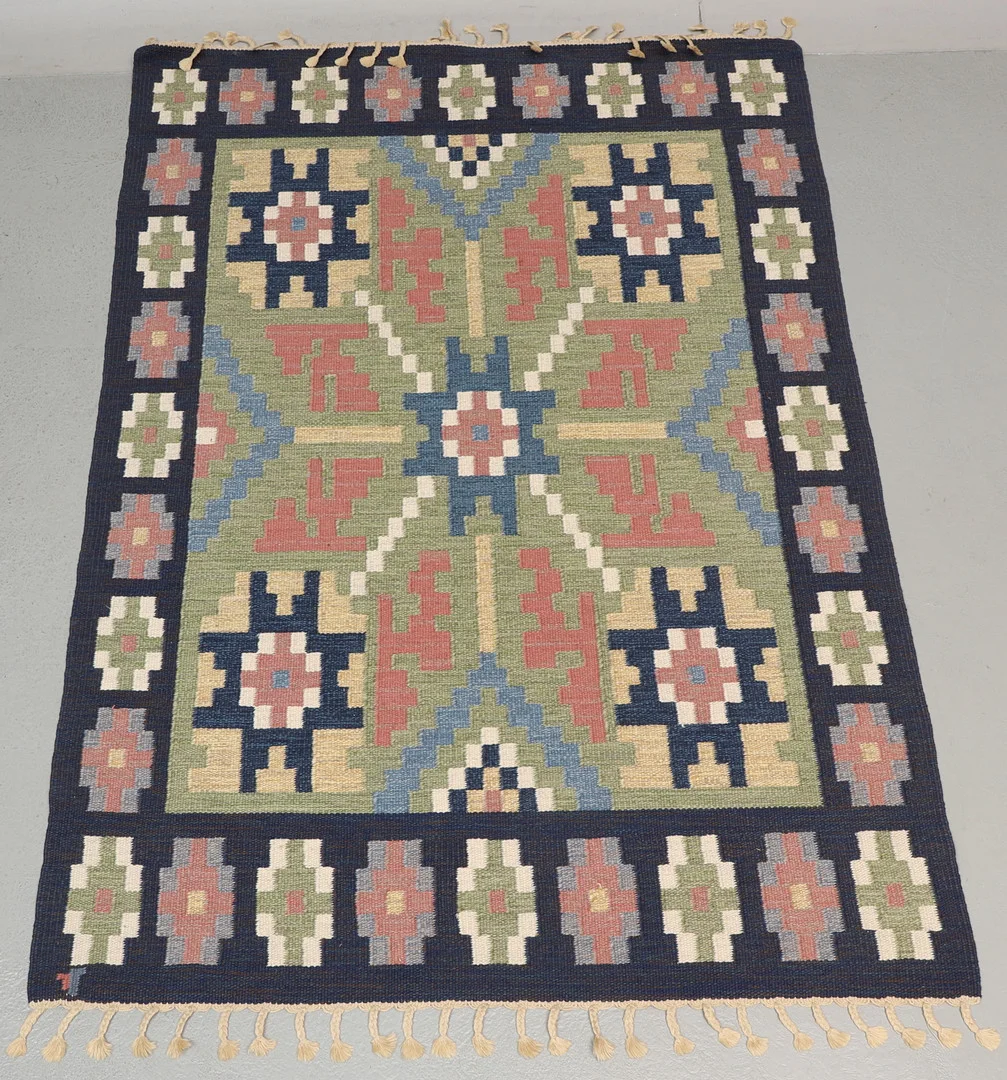 ERIK LUNDBERG. Matta, rölakan, "Wemmenhög", Vävaregården, Eringsboda, ca 240x166 cm. — European Carpets & Textiles — Ekenbergs Auktioner
