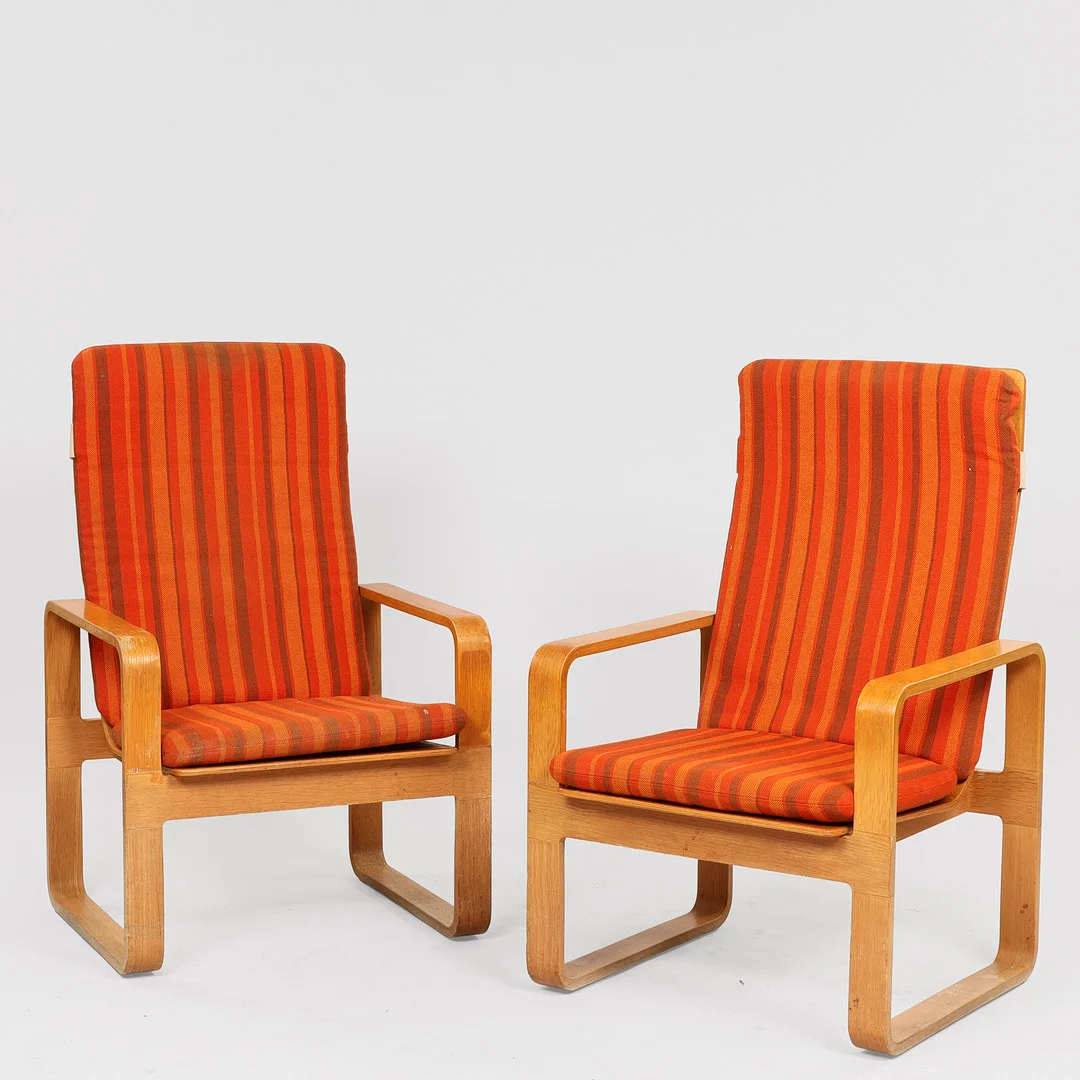 MAGNUS OLESEN. Par loungestole af formbøjet eg. 1960-70'erne, Danmark. (2). — Sofas & Seatings — Palsgaard Kunstauktioner