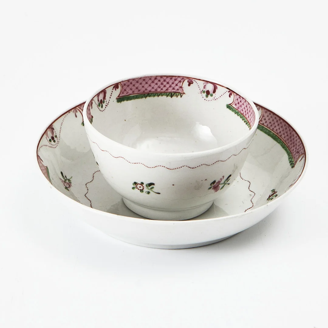 KOPP MED FAT, fältspatporslin, England, 1700-talets slut, enligt uppgift från New Hall, Shelton, kinesiserande - europeiserande dekor. — European — Stockholms Auktionsverk Magasin 5