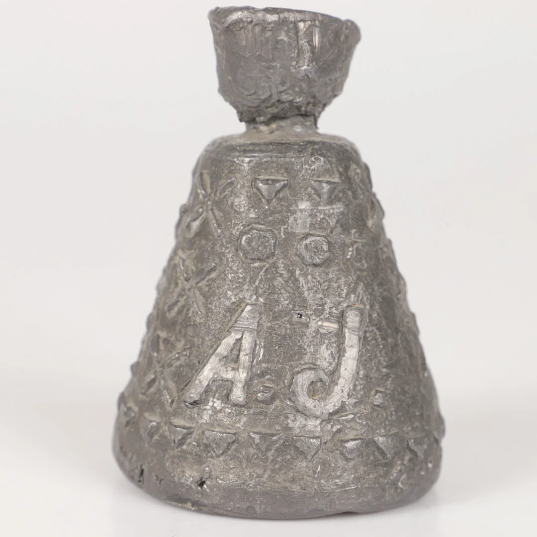Vikt, metall med ägarmärke, tidigt 1900-tal. — Other metals — Helsingborgs Auktionskammare