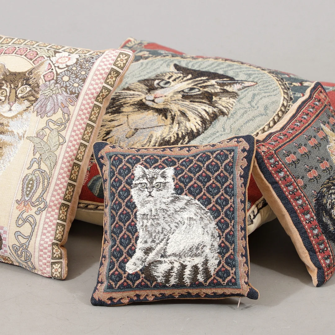 KUDDAR, 4 st, kattmotiv, 2000-tal. — Textiles — Växjö Auktionskammare