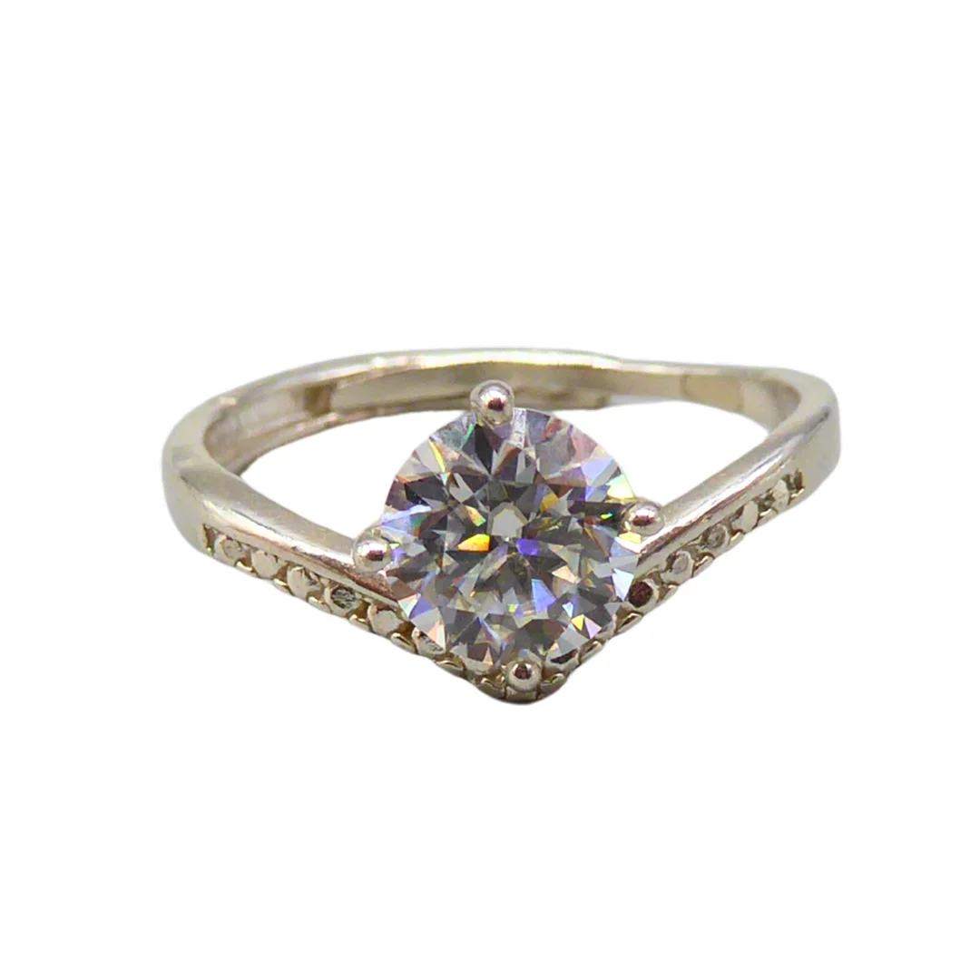 925ER SILBERRING BESETZT MIT EINEM MOISSANITE IM BRILLANTSCHLIFF. — Rings — Auktionshaus Stuber's Hammerschlag
