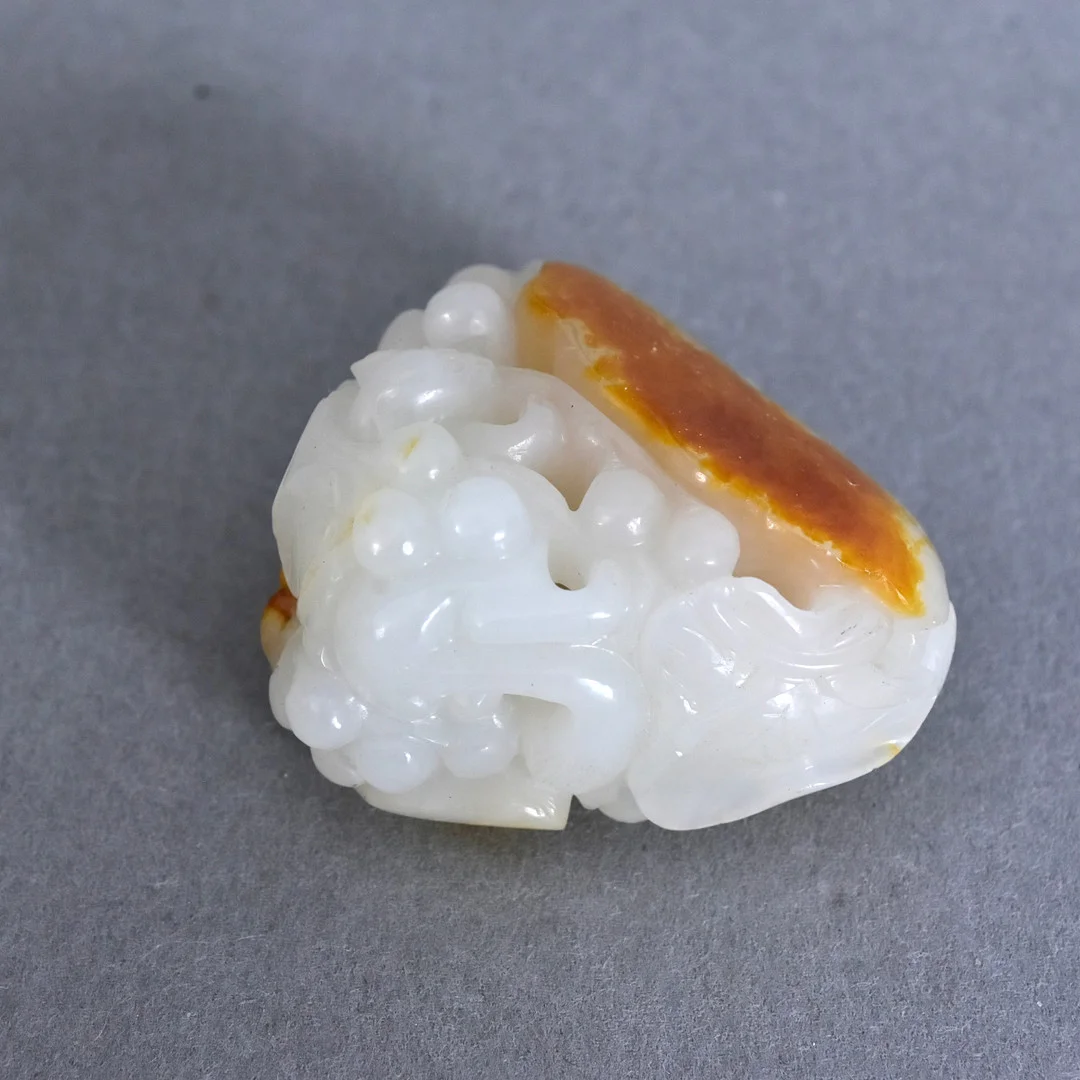 AMULETT, Jade, Kina, 1900-tal. — Jade — Halmstads Auktionskammare