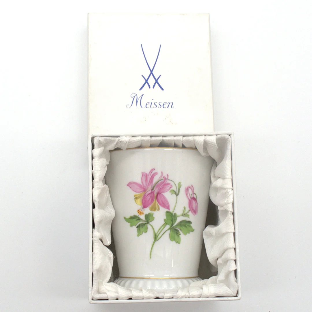 MEISSEN. BECHER, BLUMENMALEREI, 1. WAHL, MIT ORGINAL VERPACKUNG. — European — Kunst- und Auktionshaus Kleinhenz