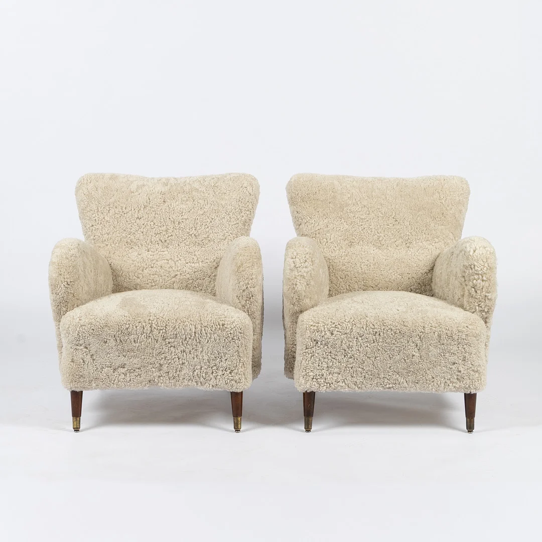 FÅTÖLJER, ett par, Swedish modern, 1940-tal, klädda i fårskinnspäls Moonlight. — Armchairs & Chairs — Stockholms Auktionsverk Helsingborg