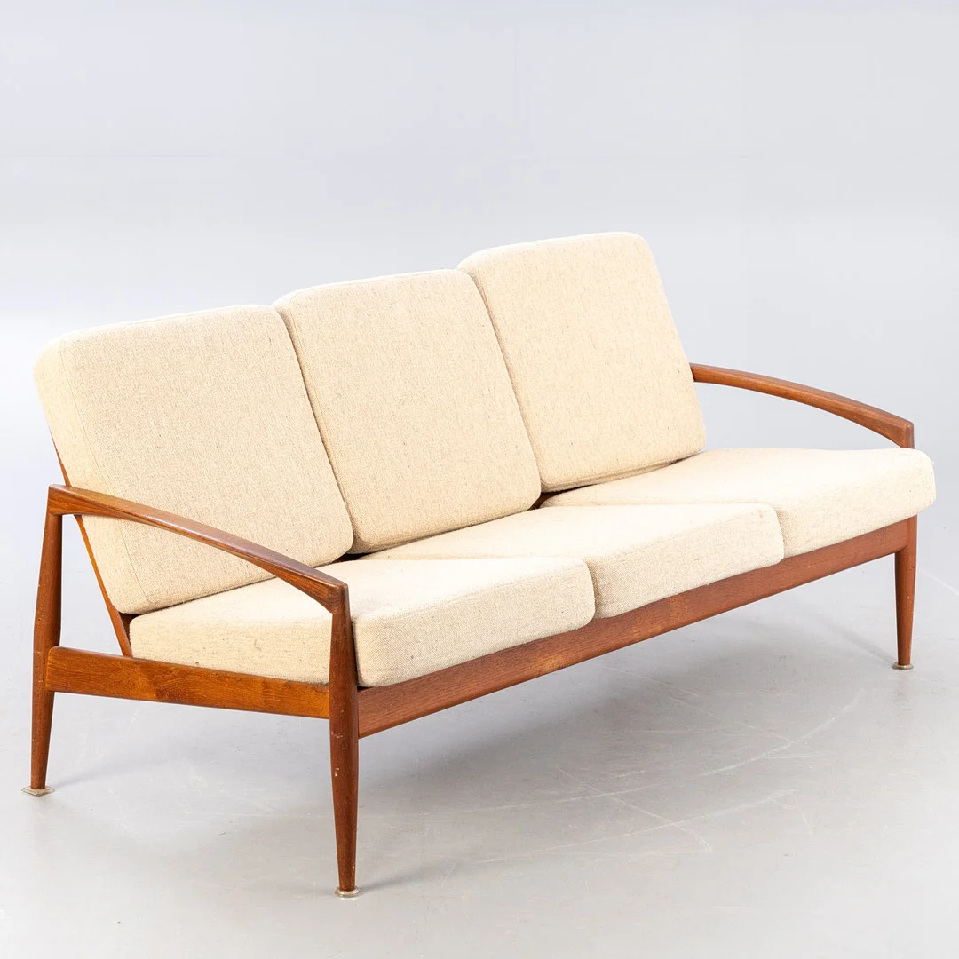 KAI KRISTIANSEN. 3-Sitzer Sofa 'Paper Knife', Teak, Dänemark, 1955. — Sofas & Seatings — Stockholms Auktionsverk Hamburg