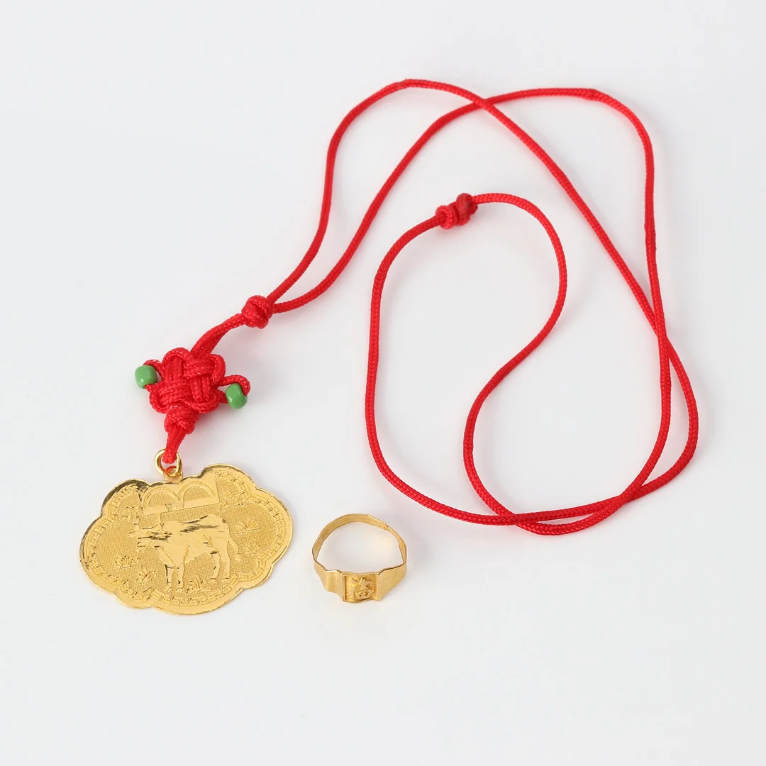 HÄNGE OCH RING. Minst 23k guld, Hong Kong, hängets vikt ca 5,3 gram. — Brooches & Pendants — Skånes Auktionsverk