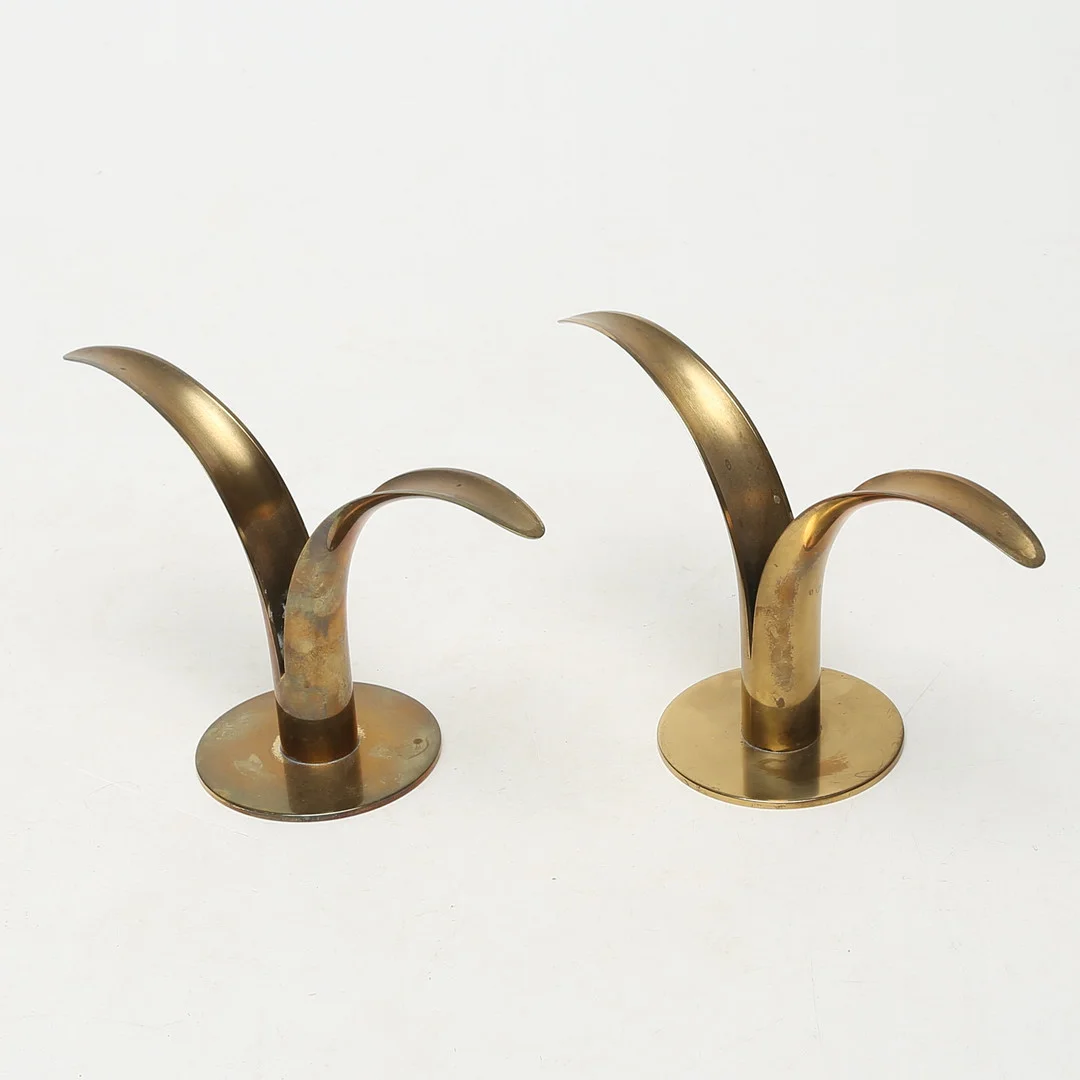 IVAR ÅLENIUS-BJÖRK. LJUSSTAKAR "Liljan" Ystad Metall. — Candlesticks — Kalmar Auktionsverk