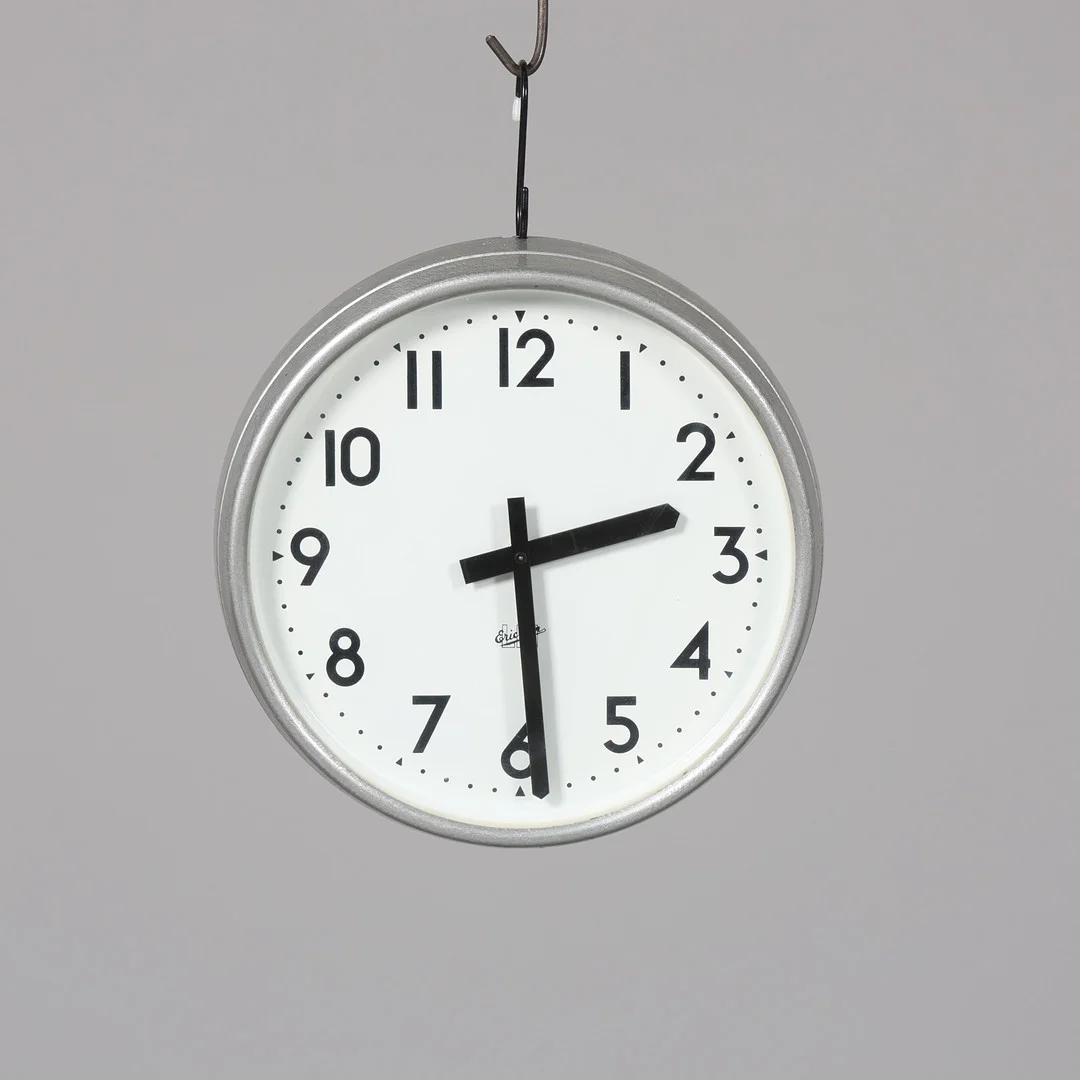 VÄGGUR, metall samt glas, LM Ericsson. — Wall Clocks — Borås Auktionshall