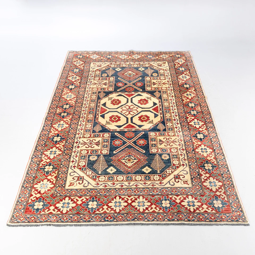 Kazak Teppich ca. 326x226cm. — Oriental Carpets & Textiles — Stockholms Auktionsverk Hamburg