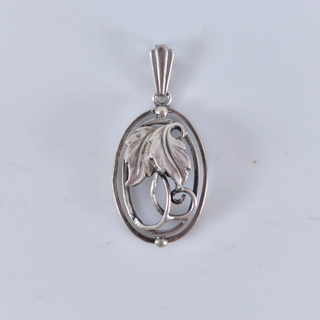 HÄNGE, silver, G Kaplan Stockholm 1952. — Brooches & Pendants — Halmstads Auktionskammare