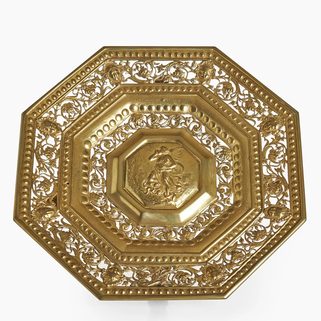 PRAKTFAT, mässing, kontinentalt arbete, dekor i relief föreställande ärkeängeln Mikael, 18/1900-tal, märkningar undertill. — Pewter, Brass & Copper — Crafoord Auktioner Stockholm