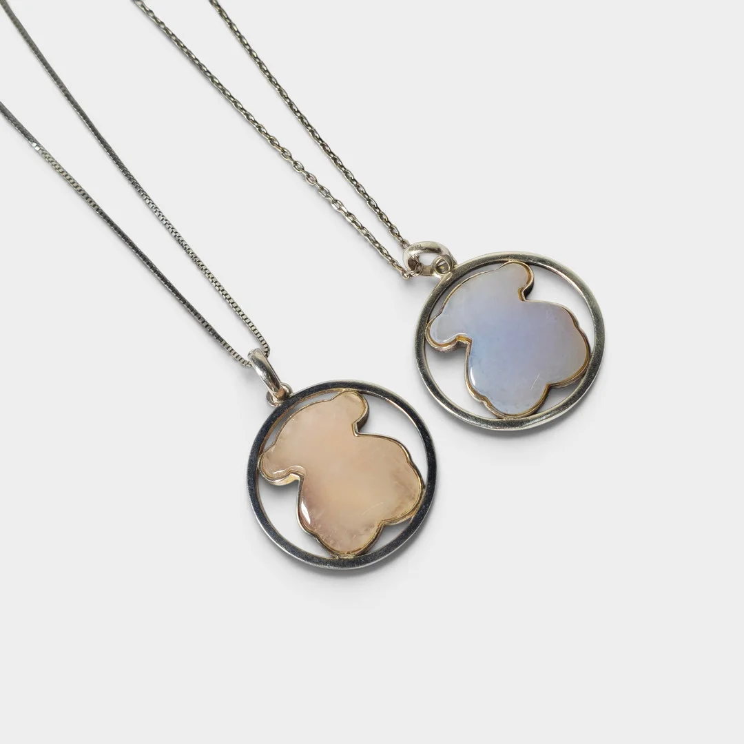 Dos collares con colgante tous. — Necklace — Barcelona Auctions