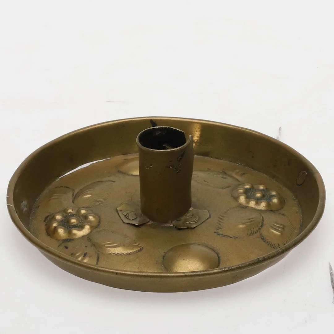 LJUSPLÅT. Mässing, punsad dekor av blomster, 1700-tal. — Candlesticks — Örebro Stadsauktioner