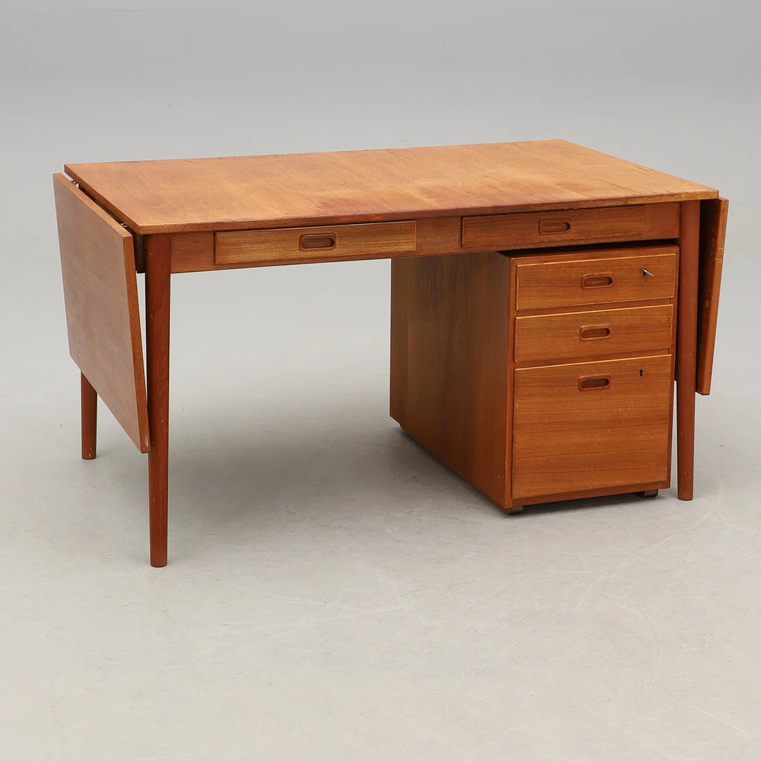 NILS JONSSON. KLAFFBORD MED HURTS, "SIKA" för Hugo Troeds industrier, Bjärnum. 1900-talets mitt. — Desks — Crafoord Auktioner Malmö
