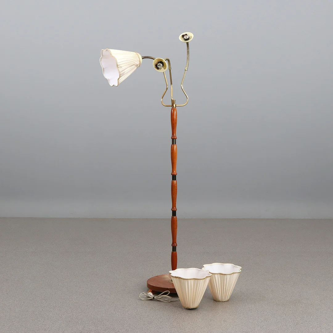 GOLVLAMPA. Mahogny och mässing. 1900-talets mitt. — Floor lights — Skånes Auktionsverk