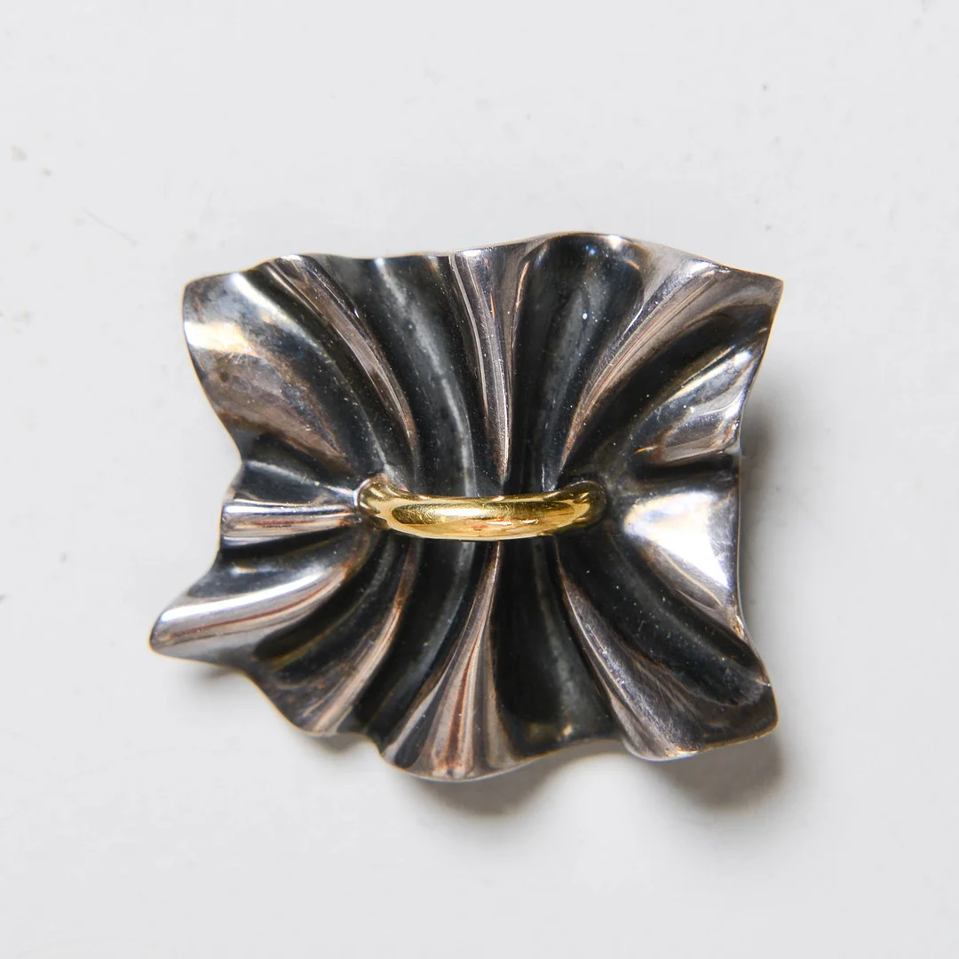 LENE MUNTHE. Brosch, no 399, sterlingsilver & 18k guld för Georg Jensen, Danmark. — Silver — Formstad Auktioner
