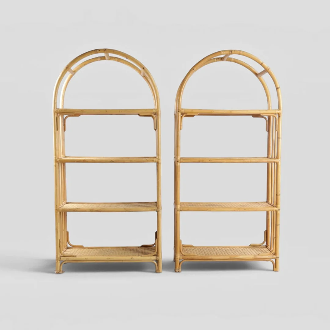 Et par reoler af bambus med hylder af sjeneflet, buet top. 20. århundrede anden halvdel. (2). — Cupboards, Cabinets & Shelves — Woxholt Auktionshus