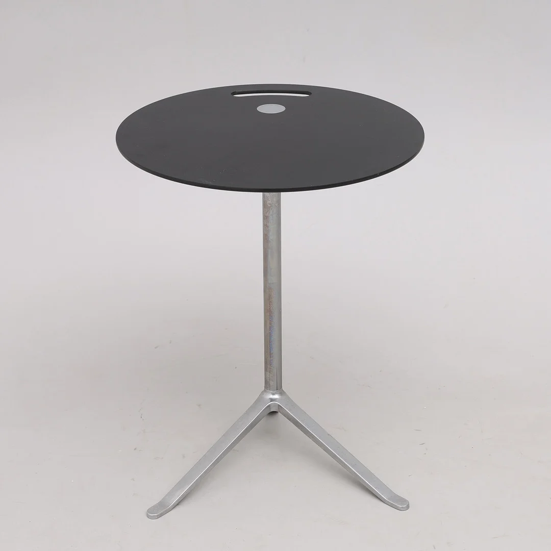 KASPER SALTO. SIDOBORD, STÅL & SVARTLACKERAD LAMINAT, KS12, "LITTLE FRIEND", REPUBLIC OF FRITZ HANSEN, 2016. — Tables — Crafoord Auktioner Lund