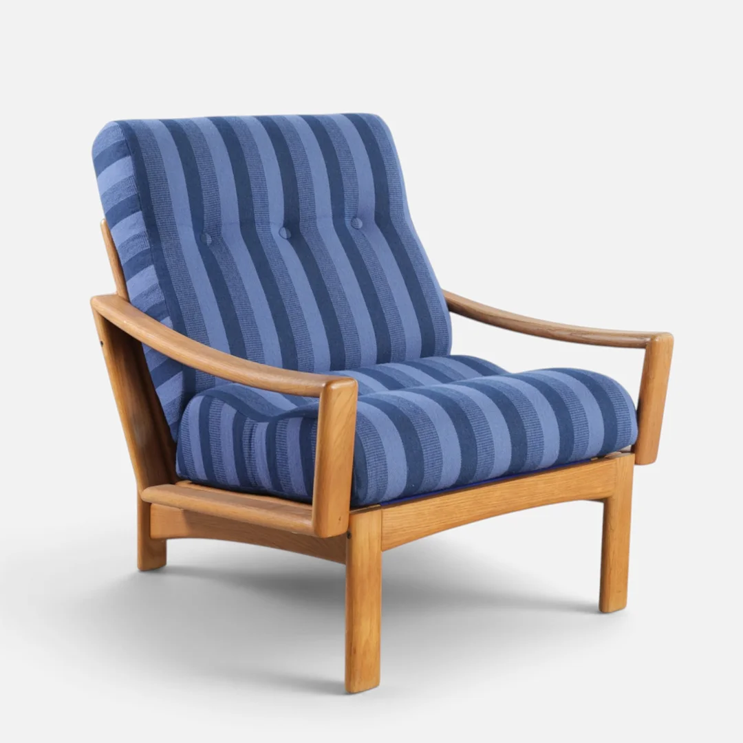GRETE JALK. Lænestol med stel af massiv eg, løse hynder betrukket med knapsyet stribet uld fra Berghems Väveri. Udført hos Glostrup Møbelfabrik. Danmark, 1960-70'erne. — Armchairs & Chairs — Woxholt Auktionshus