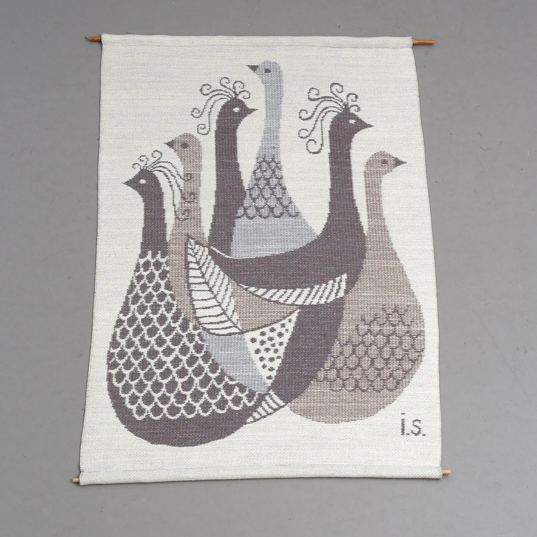 INGEGERD SILOW. Bonad, Påfåglar, signerad IS. — Textiles — Auktionshuset Thelin & Johansson