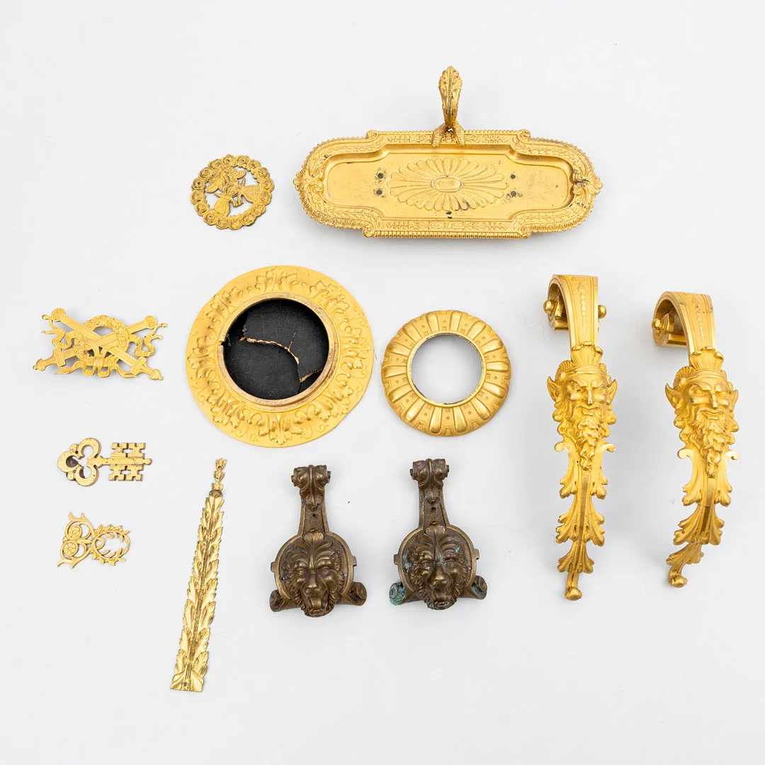 DEKORELEMENT,ca 11 delar, delvis brännförgylld brons, 1800-tal. — Other metals — Auktionshuset Kolonn