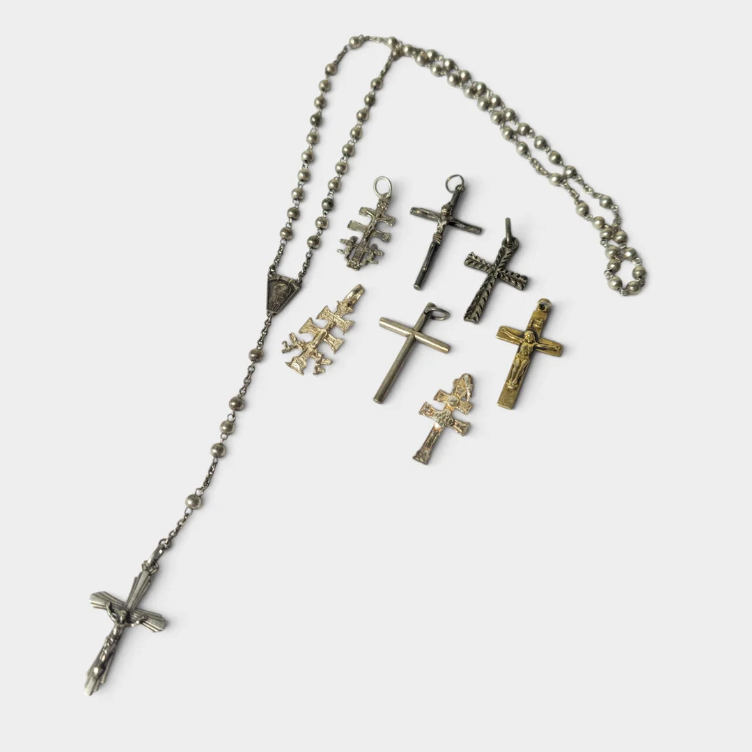 Siete cruces y un rosario en plata. — Silver — Barcelona Auctions