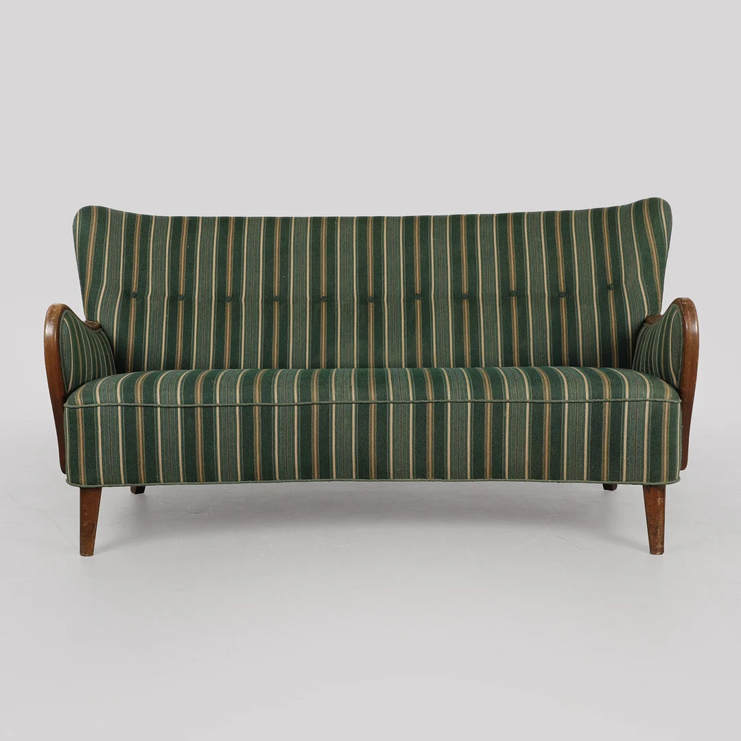 ALFRED CHRISTENSEN. TILSKREVET. Fritstående tre-personers sofa, 1950'erne. — Sofas & Seatings — Bidstrup Auktioner