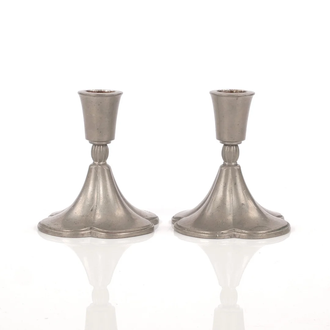 JUST ANDERSEN. Ljusstakar, ett par, tenn, 1900-talets andra kvartal. — Candlesticks — Auktionsfirma Kenneth Svensson i Kalmar