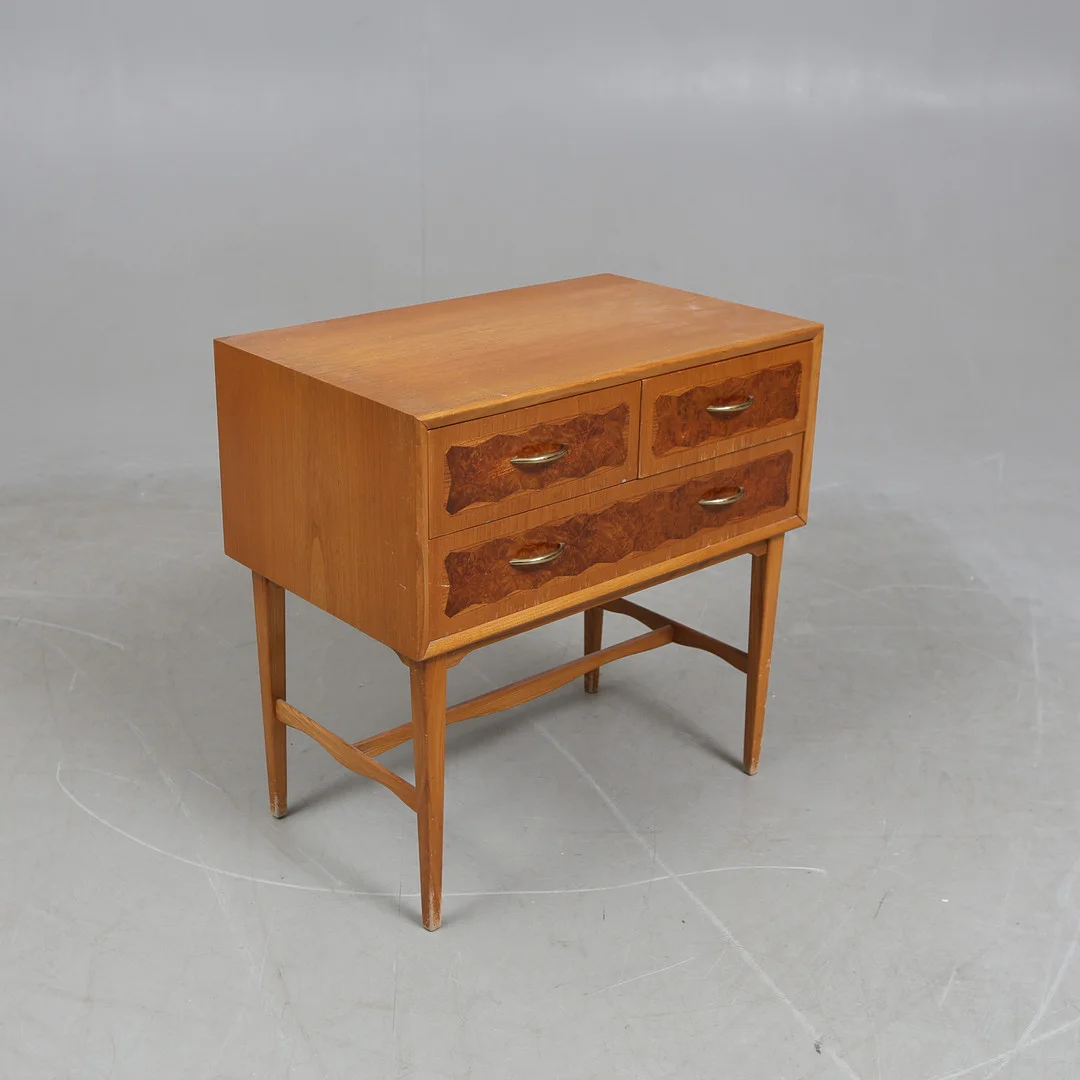 BYRÅ/HALLBYRÅ, Lövträ och rotfanér, Blomstermåla, 1900-talets mitt. — Chests of drawers — Gomér & Andersson Linköping