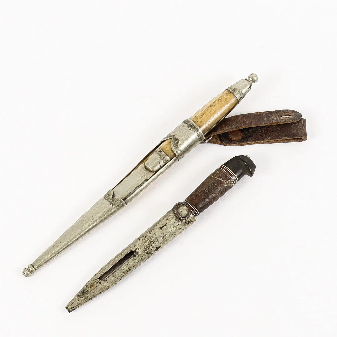 SLIDKNIVAR, 2 stycken, 1900-tal. — Edged weapons — Karlstad Hammarö Auktionsverk