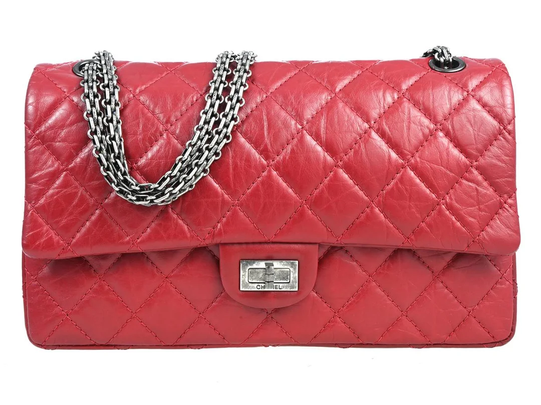 CHANEL, VÄSKA, Reissue Double Flap Bag, vinrött quiltat skinn, mörka silverfärgade beslag, 27,5x16x9 cm, hologrammärkt 15682611, år 2011, cert, dustbag, originalkartong. Excellent Condition. — Accessoarer/Väskor — Kaplans