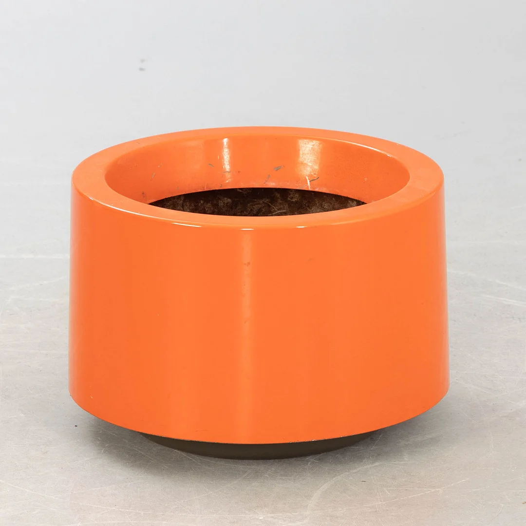 Blumentopf / Pflanzkübel, Kunststoff, orange, 2. Hälfte 20. Jh. — Garden Sculptures & Urns — Stockholms Auktionsverk Hamburg