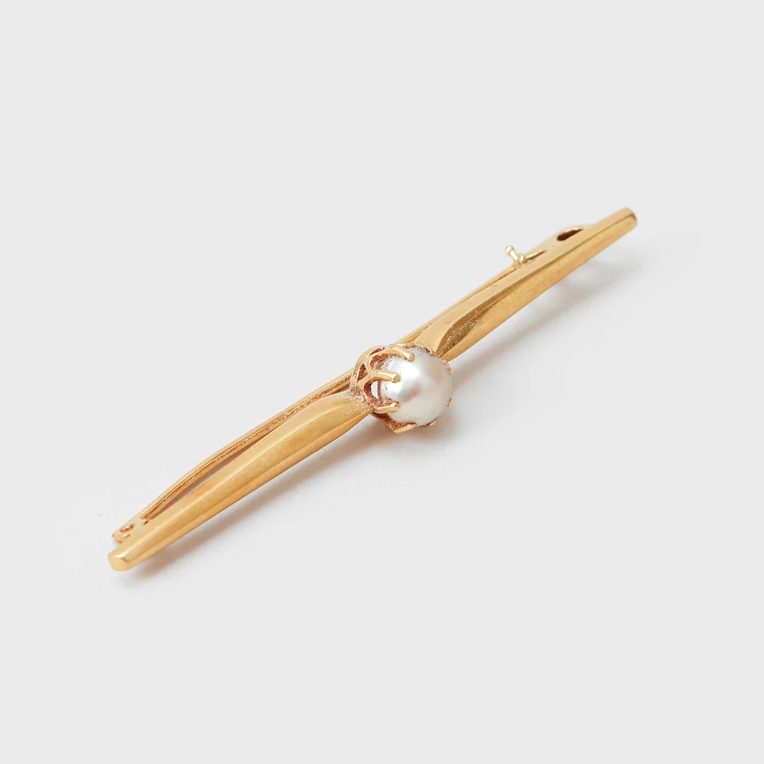BROSCH, 18k guld, pärla, vikt ca 2,8 gram. — Brooches & Pendants — Göteborgs Auktionsverk