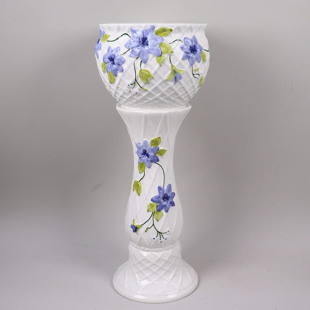 PEIDESTAL MED YTTERFODER, keramik med floral reliefdekor, 1900-talets andra hälft. — European — Markus Auktioner