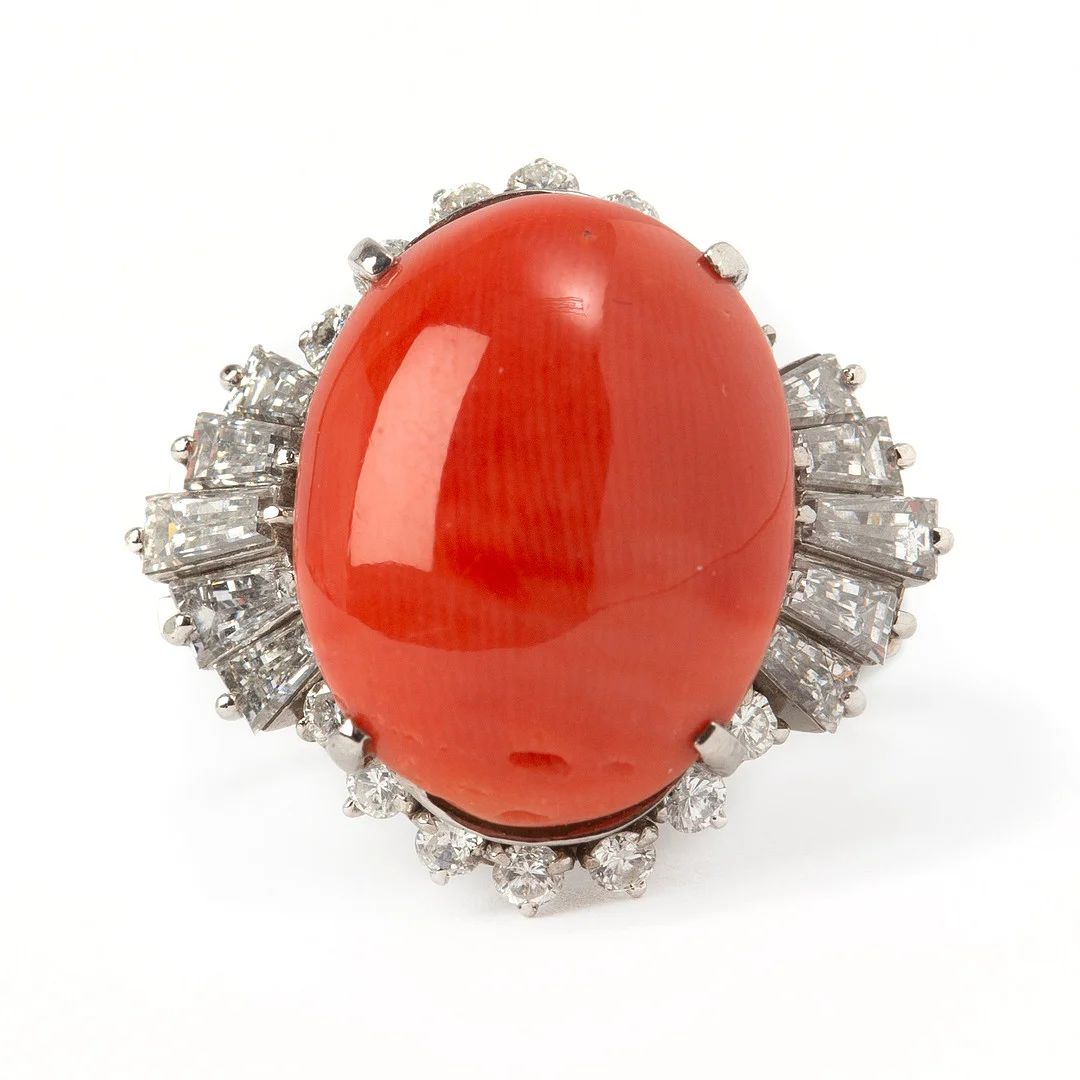 RING, platina med cabochonslipad korall samt trapets- och briljantslipade diamanter 1.20 ct. — Rings — Stockholms Auktionsverk Göteborg