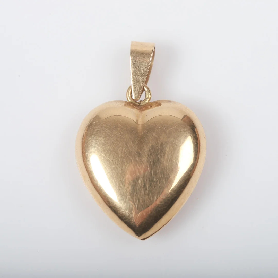 HÄNGE, 18 K guld i form av hjärta. — Brooches & Pendants — Helsingborgs Auktionskammare